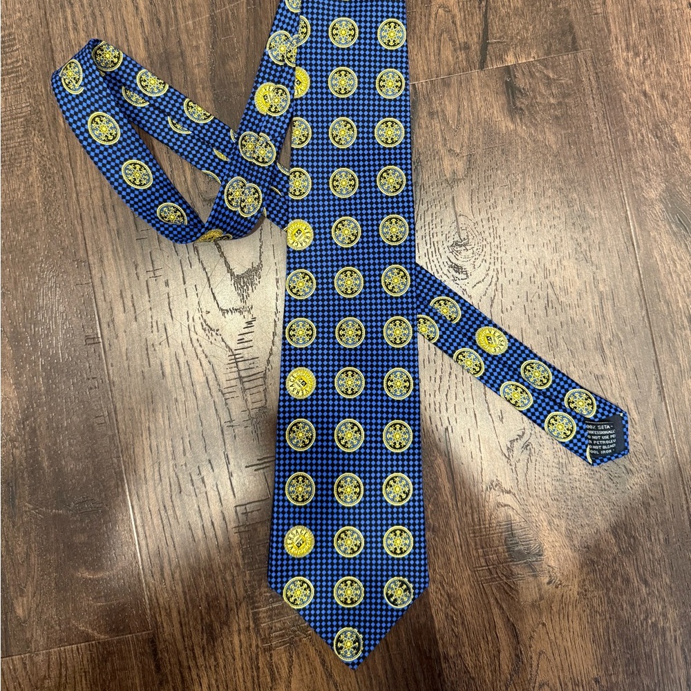 V2 Vintage Versace Blue and Yellow Medallion Tie in Excellent condition